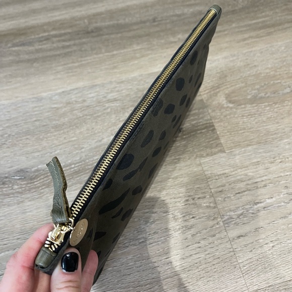 Claire V. Clutch - Picture 3 of 7
